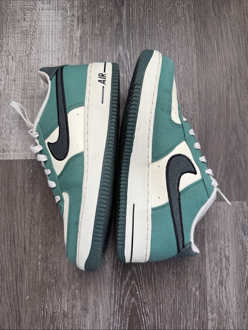 Nike Low-Top Sneakers in Teal, White and Black